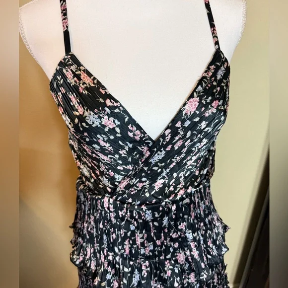 NWT Lulus Quaint Cutie Floral Tiered Dress size medium - Picture 9 of 9